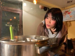 真剣に熱燗を見守るえみちゃん